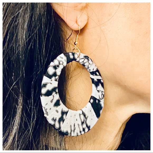 Jewelry - ✨LAST ONES✨Snakeskin hoop chic earrings